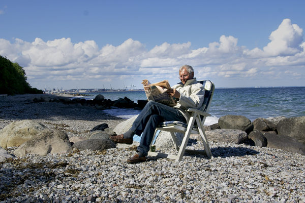 Mand i sol ved strand udenfor Århus